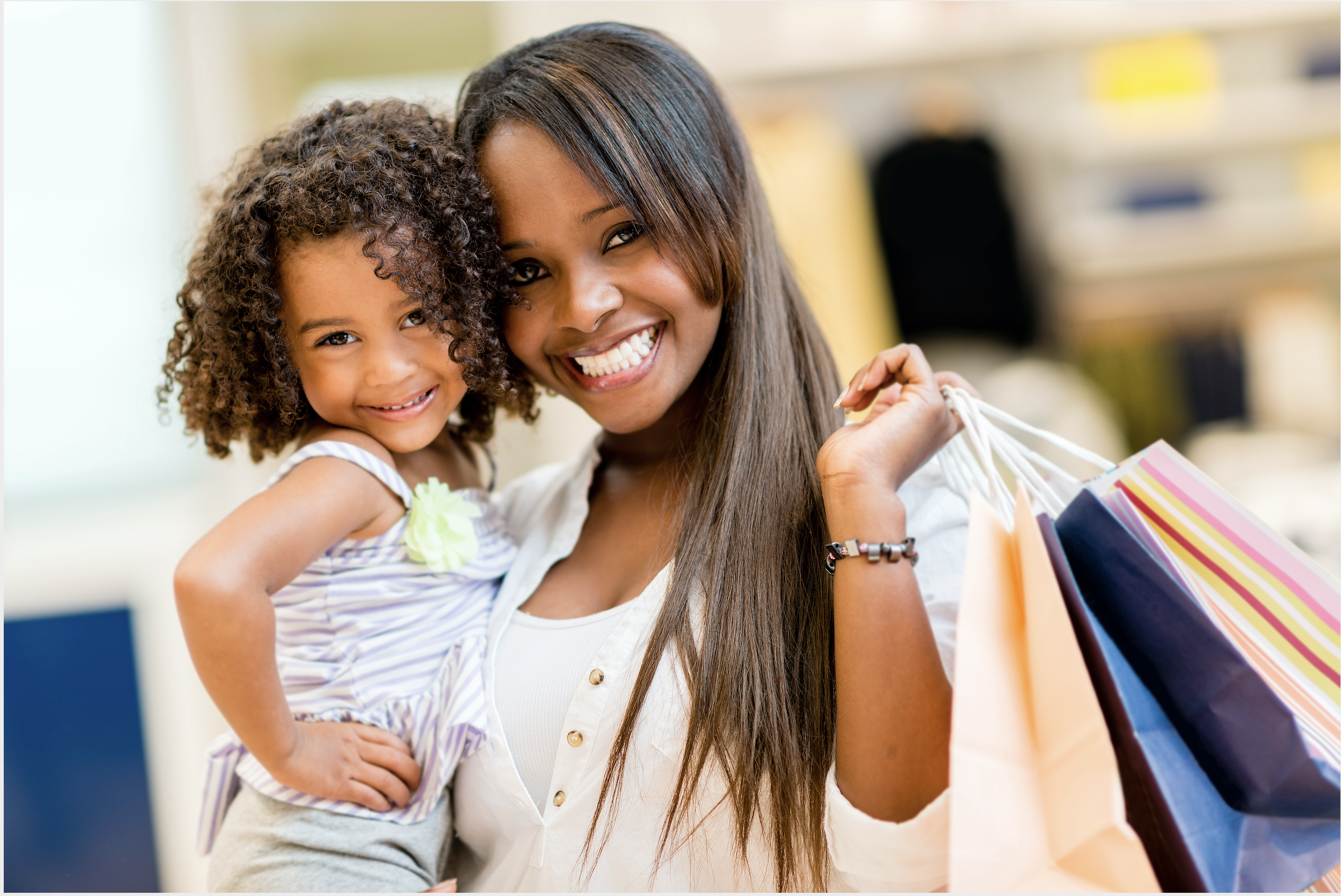 Mother wear. Шоппинг мамы с ребенком. Дети шоппинг. Дочь на руках афроамериканцы. Мама экономит.