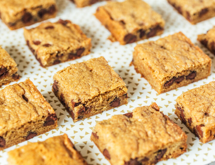 This Raspberry Chocolate Chip Blonde Bars Recipe Is Totally Delish
